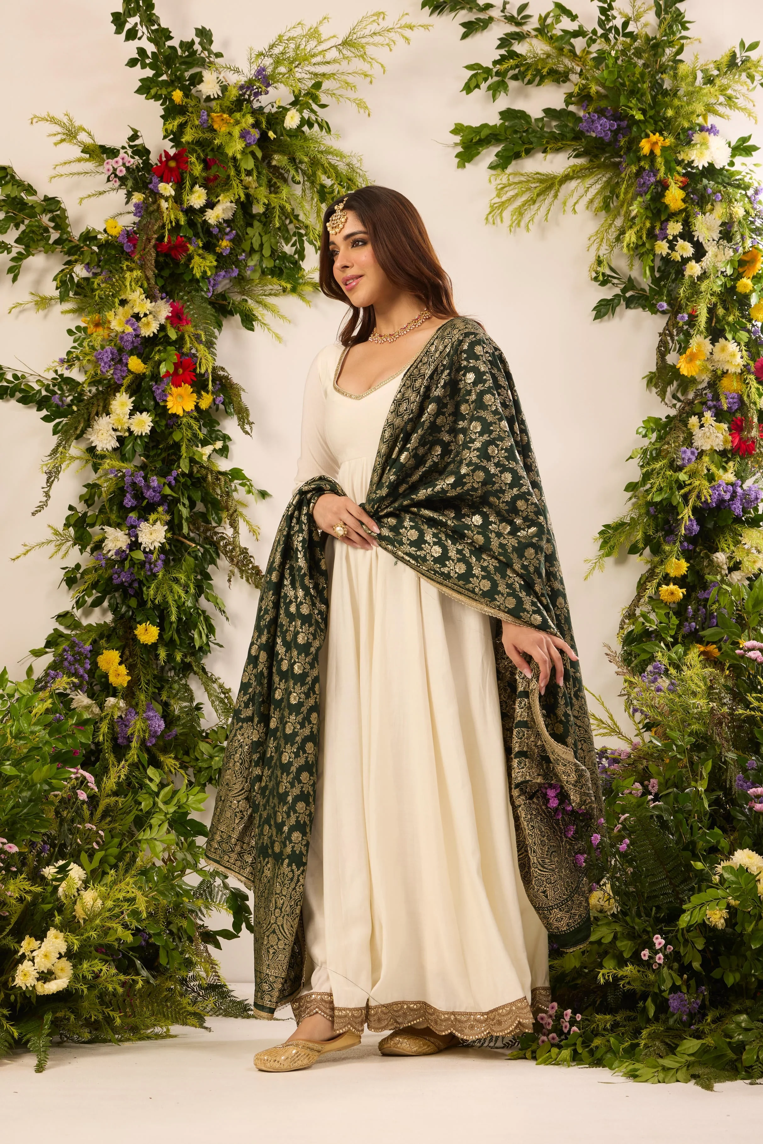 Mastaani Classic Ivory Anarkali Set - Emerald Dupatta - Image 3