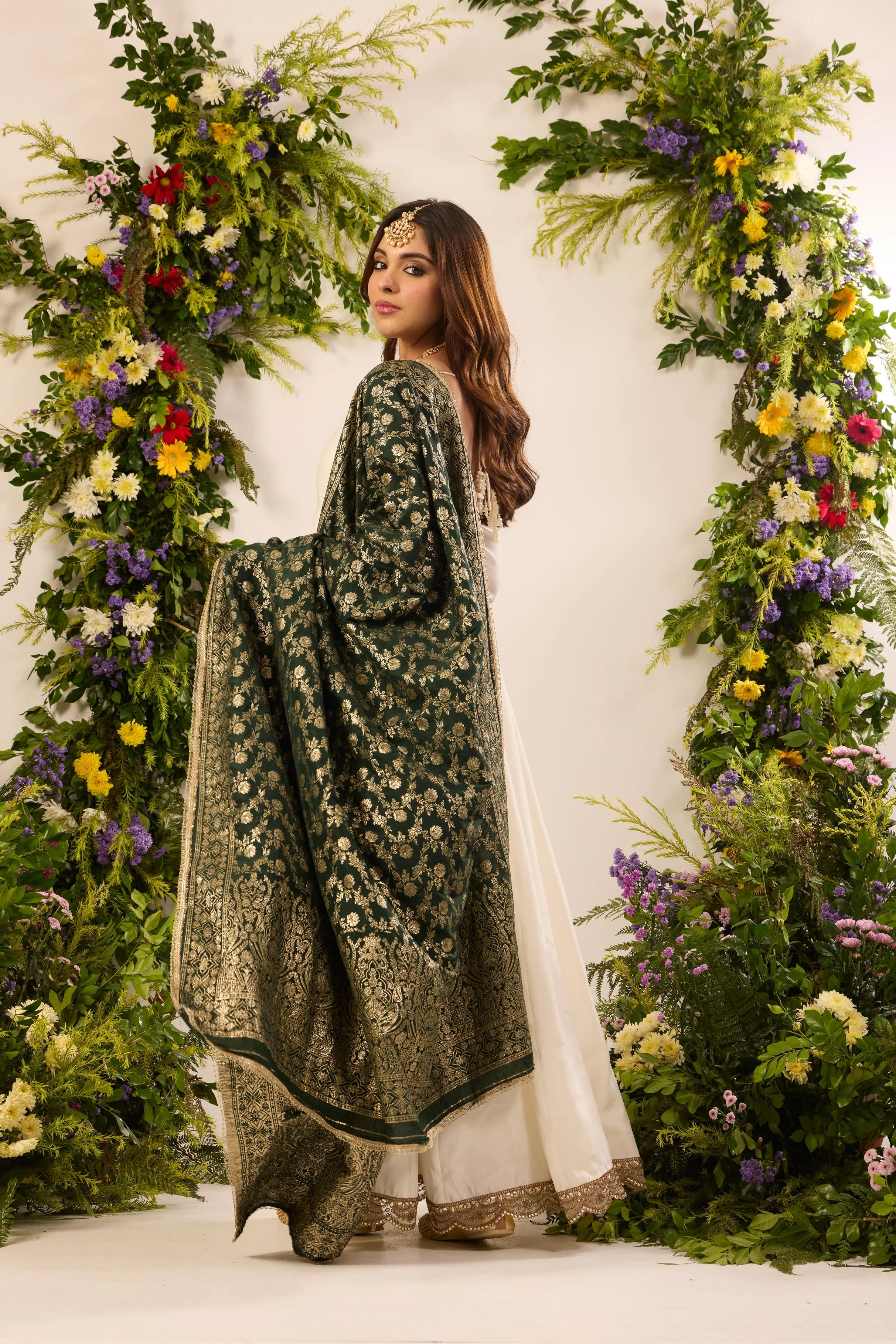 Mastaani Classic Ivory Anarkali Set - Emerald Dupatta - Image 4
