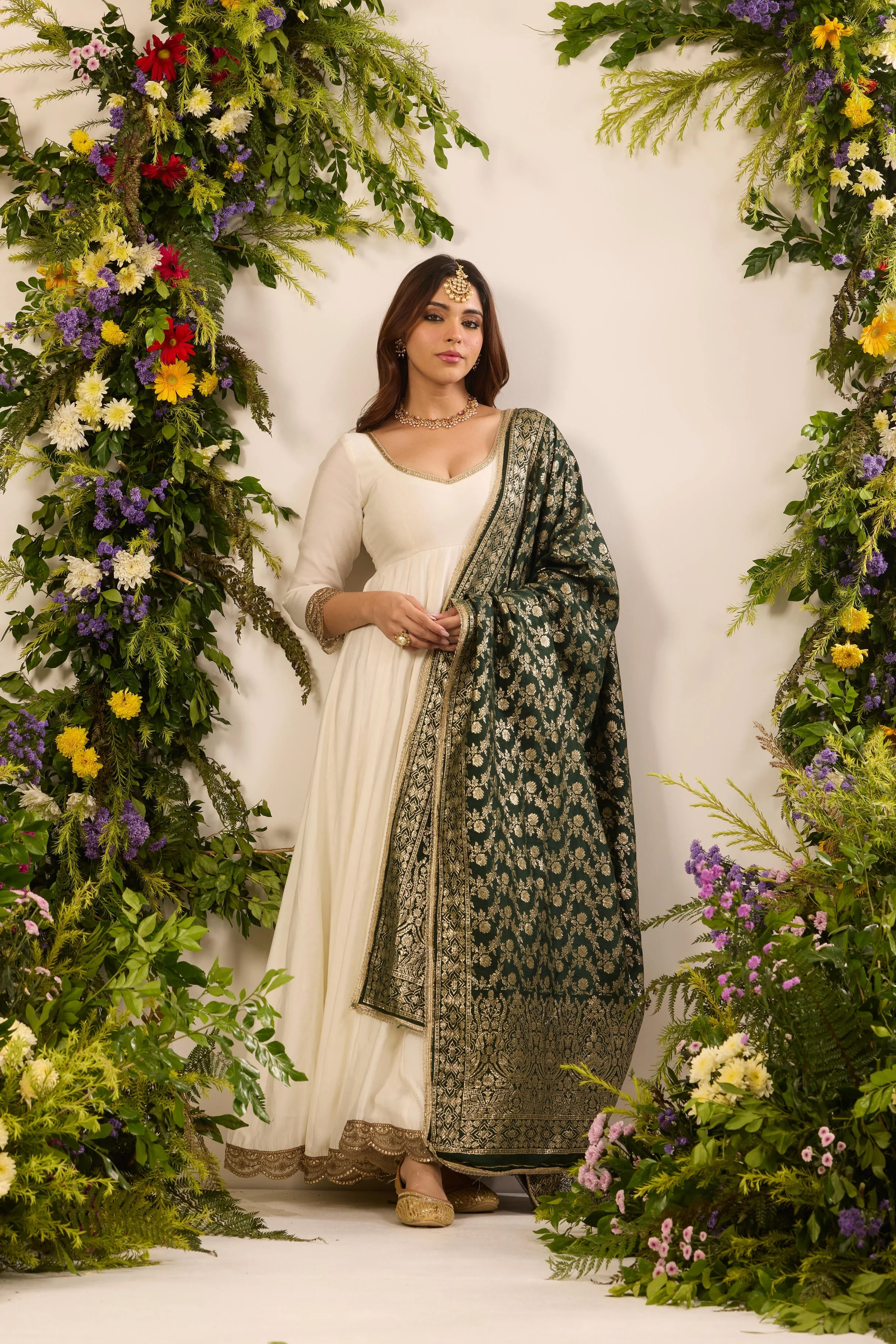 Mastaani Classic Ivory Anarkali Set - Emerald Dupatta - Image 5